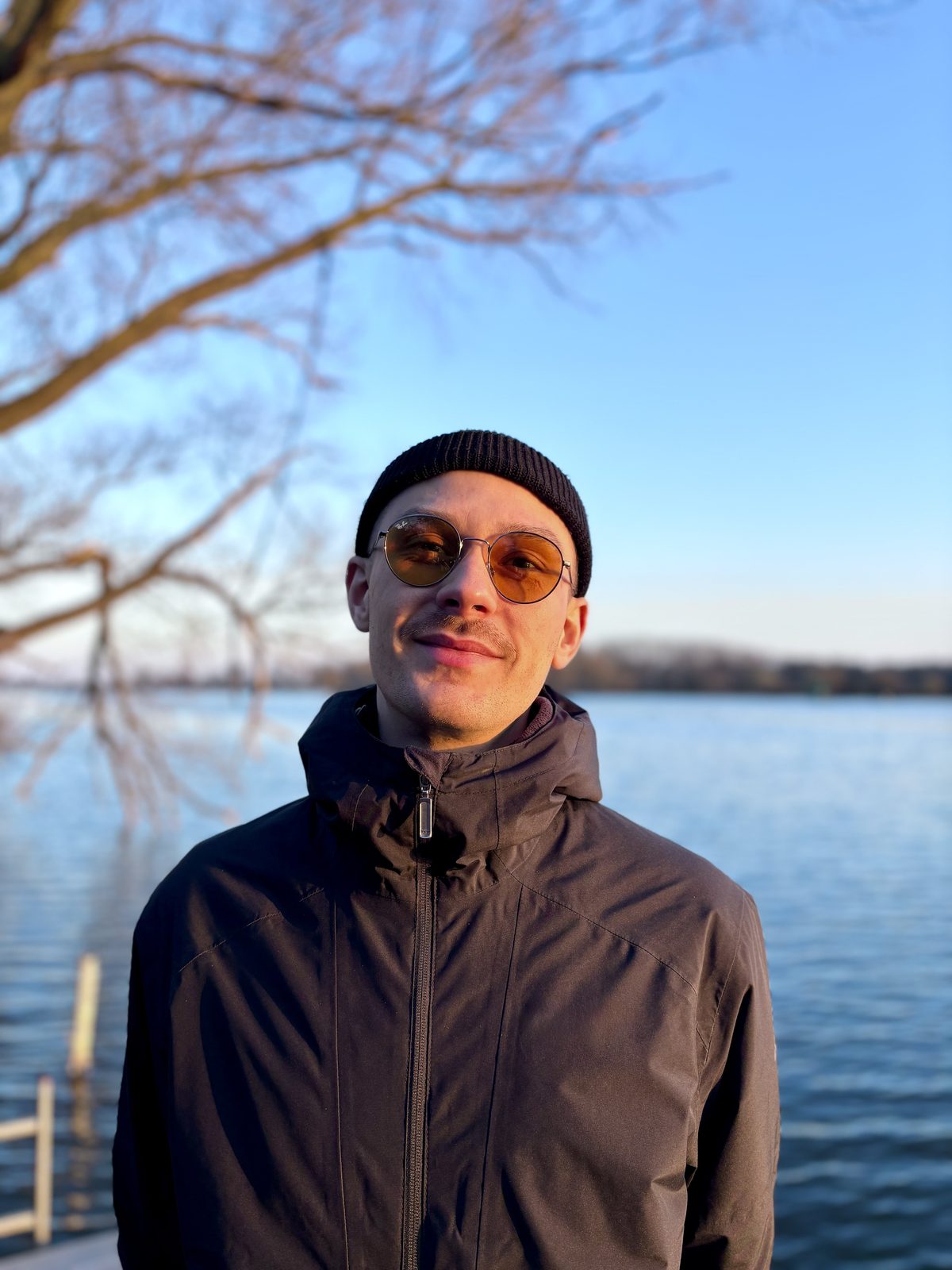 Mario Lavarini, Porträt am Ufer eines Sees